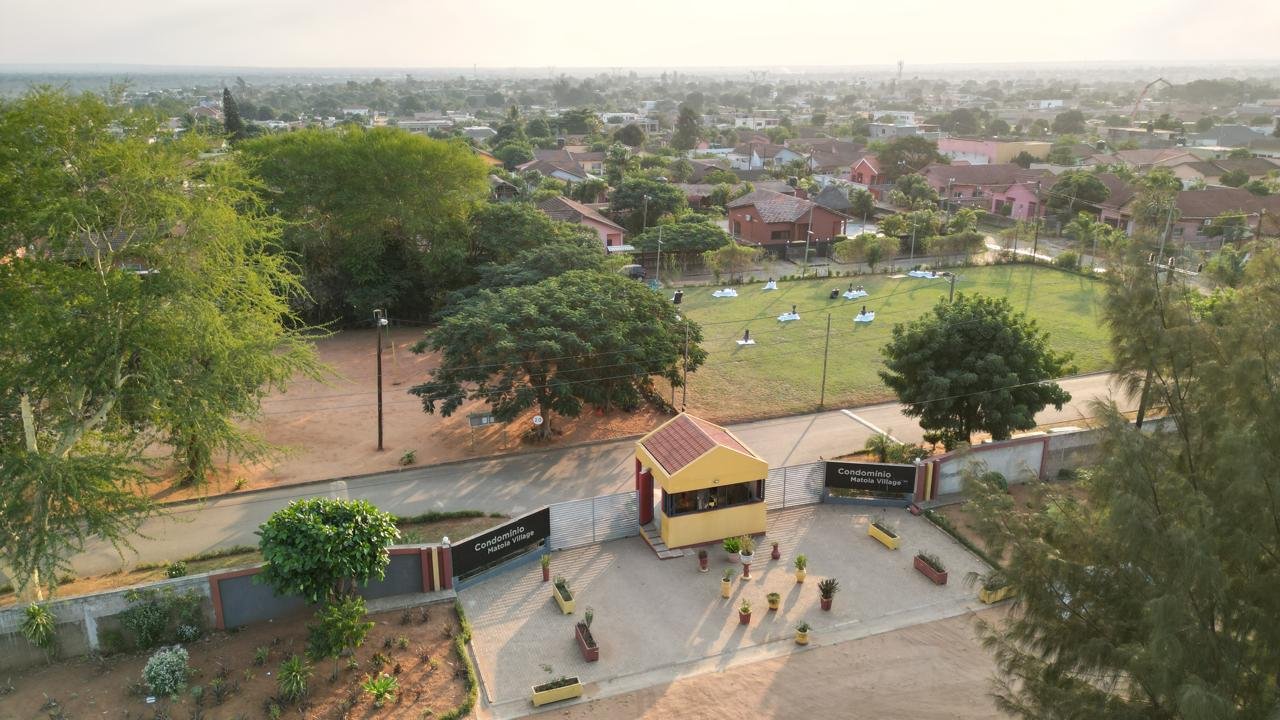 Entrada principal do Condomínio Matola Village em Malhampsene, obra construída pela Esselte Lda